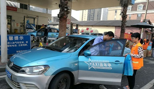 對車窗拋物說不！長沙環(huán)衛(wèi)局免費(fèi)發(fā)放2000個(gè)車載垃圾桶