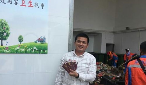 ?？谑忻駚G護(hù)照 環(huán)衛(wèi)工翻檢5噸垃圾找到