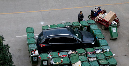 隨意亂停車，大爺搬垃圾桶怒攔私家車 