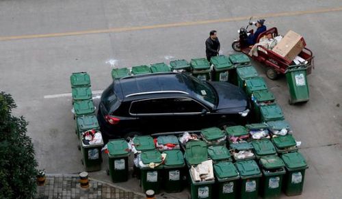 汽車被垃圾桶包圍是被惡搞還是得罪人了？