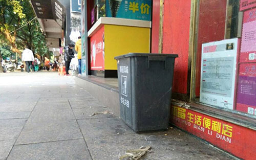 垃圾桶當(dāng)足球踢？！城區(qū)大半年累計(jì)丟近千個(gè)垃圾桶